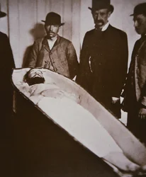 Jesse James en su ataúd después de ser asesinado en 1882