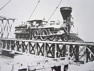 Locomotora de los Ferrocarriles Militares de EE.UU. (Ejército de la Unión) cruzando puente de caballetes sobre el río Potomac