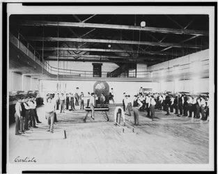 Estudiantes indios varones en clase de educación física, Carlisle Indian School, Pensilvania, hacia 1901-03