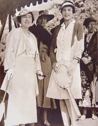 La Sra. Helen Wills Moody (derecha) la campeona de tenis estadounidense, se encuentra con la Duquesa de York en el All-England Club en Wimbledon durante el Campeonato de Tenis en 1935