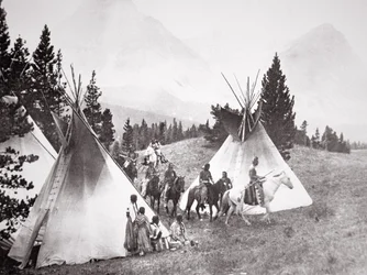 Campamento de tipis de nativos americanos, Montana, hacia 1900