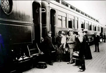 Pasajeros abordando un vagón de primera clase Pullman del ferrocarril Chicago, Burlington & Quincy en 1910