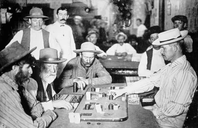 Jugando Faro en un salón en Morenci, Territorio de Arizona