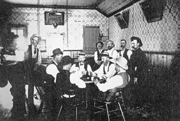 Jugando a las cartas en un salón del Oeste, c.1900