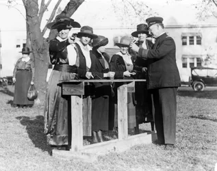 Oficial de policía enseñando a mujeres a disparar, c.1920