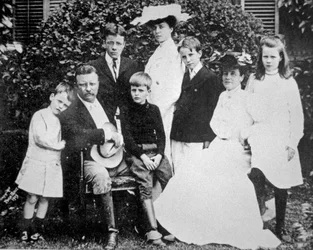 El presidente Theodore Roosevelt con su esposa y familia