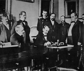 El presidente William McKinley (1843-1901) presencia la firma del protocolo de paz que puso fin a la guerra con España