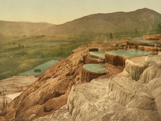 Pulpit Terraces desde arriba, Parque Nacional de Yellowstone, hacia 1898