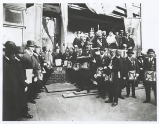 Schomburg entre masones y Odd Fellows en la colocación de la piedra angular del Templo Jónico