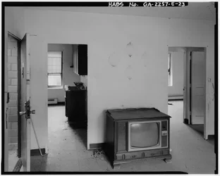 Techwood Homes, Edificio No. 3, 559 Techwood Drive & 129-135 Merrit Avenue, Atlanta, Condado de Fulton, GA (foto en blanco y negro)