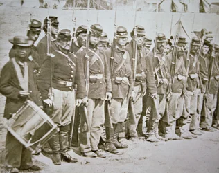 El Sexto Regimiento de Infantería de Maine del Ejército de la Unión, en desfile después de la Batalla de Fredericksburg