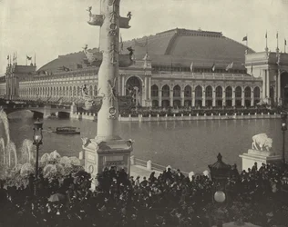 El Lado Oeste del Edificio de Manufacturas en el Día de Chicago