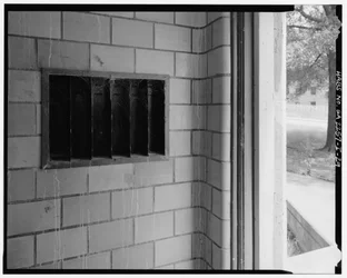Detalle de azulejos y molduras con ranuras para correo, entrada típica al hueco de la escalera, Techwood Homes, Edificio No. 6, 465 Techwood Drive y 119-125 Hunnicutt Street, Atlanta, condado de Fulton, GA