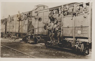 Marines de EE.UU. en Francia rumbo al campamento, 1917-19