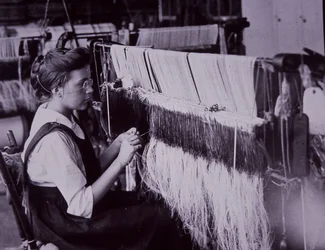 Industria textil estadounidense, operadora textil en fábrica de algodón de Massachusetts, c.1900