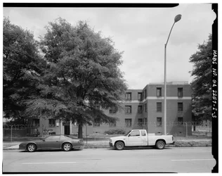 Lado oeste, 465 Techwood Drive y 125 Hunnicutt Street (a la derecha). - Techwood Homes, Edificio No. 6, 465 Techwood Drive y 119-125 Hunnicutt Street, Atlanta, Condado de Fulton, GA