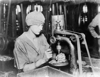 Mujer avellanando el agujero del tubo detonador y llenando el agujero en una granada de mano en Westinghouse Electric & Mfg. Co., East Pittsburgh, Pa., durante la Primera Guerra Mundial, 1914-18