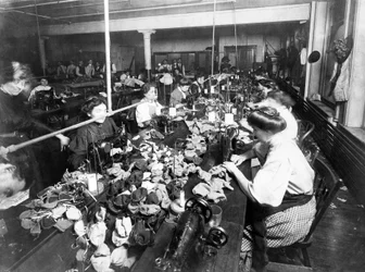 Mujeres cosiendo osos de peluche en una fábrica, c.1915