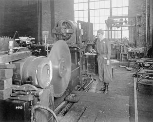 Mujeres trabajando en una fábrica durante la Primera Guerra Mundial, c.1917