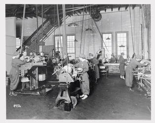 Mujeres trabajando en fábricas durante la Primera Guerra Mundial, c.1917