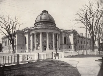 Universidad de Yale: "Rotonda", Woolsey Hall a la izquierda, Yale Dining-Hall a la derecha (foto b/n)