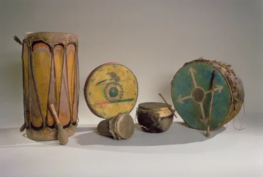 Una colección de tambores de indios americanos
