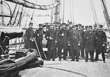 El capitán John A. Winslow (1811-1973) con sus oficiales a bordo del USS Kearsarge