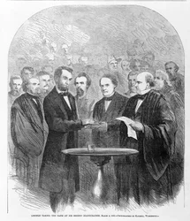 Lincoln tomando el juramento en su segunda inauguración, 4 de marzo de 1865, publicado en 1865