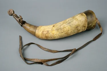 Cuerno de Pólvora con correa y tapón, 1773 (cuerno, madera, cuero y metal)