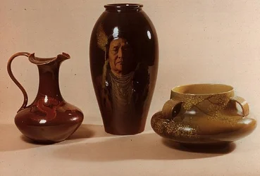 Jarrón con retrato del Jefe Joseph de la tribu Nez Perce, firmado por W.P.Macdonald; jarra con motivo de dragón marcada con las iniciales de Albert R.Valentien; cuenco con motivo de flor japonesa