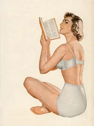 Mujer en lencería sentada leyendo un libro