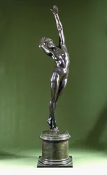 Figura de bronce de una mujer desnuda (bronce con pátina marrón)