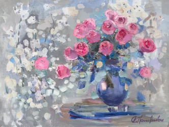 Rosas de color rosa intenso en un jarrón azul