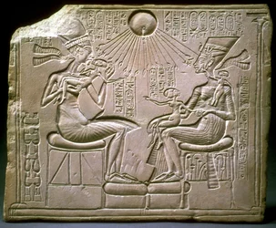 La familia real: Akenatón, Nefertiti y sus hijos, ca. 1350 a. C.