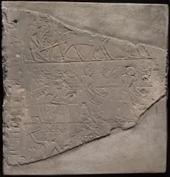 Fragmento de estela que representa el arado, la cosecha y la siega