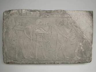 Fragmento de pared de una tumba con portadores de ofrendas