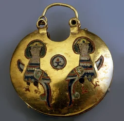 Colgante de oro Kolt con los pájaros Sirin, siglos XI-XII