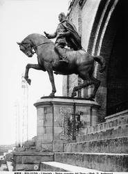 Estatua ecuestre de Benito Mussolini; hasta la caída del fascismo, esta estatua estaba en el Littoriale (Stadio comunale) en Bolonia (foto en b/n)