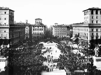 Piazza Venezia en Roma durante la celebración fascista conmemorando al Soldado Desconocido en el Altare della Patria (Altar de la Patria), 04/11/1922