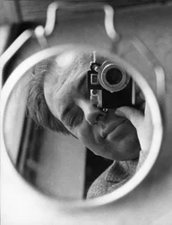 Ando Gilardi, autorretrato, c.1957 (foto b/n)