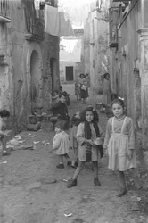 NIÑOS EN CAMINO A CROTONE, Crotone