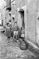 CROTONE - NIÑOS EN LA CALLE