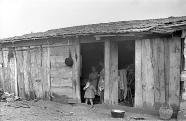 CROTONE - FAMILIA CON NIÑOS EN EL ASENTAMIENTO AGRÍCOLA,