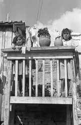 CROTONE - CHICAS MIRANDO DESDE LA TERRAZA