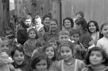 CROTONE - FOTO DE GRUPO CON MUJERES Y NIÑOS