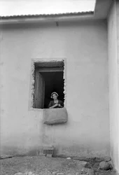 CAMPO DE CROTONE - MUJER EN LA VENTANA INACABADA