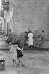 Niños y mujeres en Qualiano, Nápoles, Italia