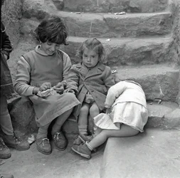 Grupo de niños en Scalilla, Palermo, Sicilia, Italia