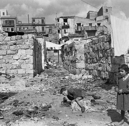 PALERMO visión de un municipio pobre, donde las calles aún estaban cubiertas de escombros, vestigio de los bombardeos de 1943.