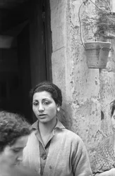 MUJERES EN LA PUERTA DE CASA